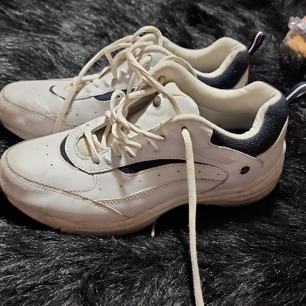 Easy Spirit White and Black Sneakers Comfortable Classic Design.Size 8.Used Cond